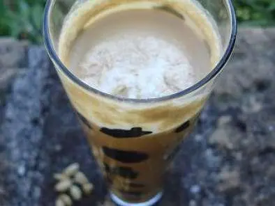 Café, lait de coco, cardamome